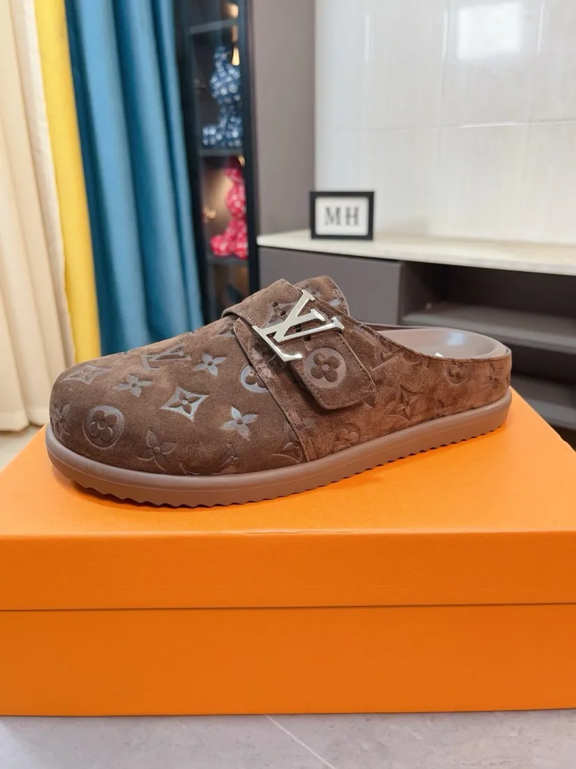 Men's Men's Shoes 💰400🌸🌸🌸🌸LV Easy 2025 new men's casual sandals and slippers, made of suede cow leather, with Monogram pattern to highlight the trendy style. Adjustable straps illuminated with LV letters, while a resilient insole and micro outsole provide lightweight comfort. Made of suede cow leather with embossed Monogram pattern and brand element metal hardware✅Adjustable straps➕Tough insole‼ ️Micro outsole. Comfortable and easy to wear‼ ️ size：38-45